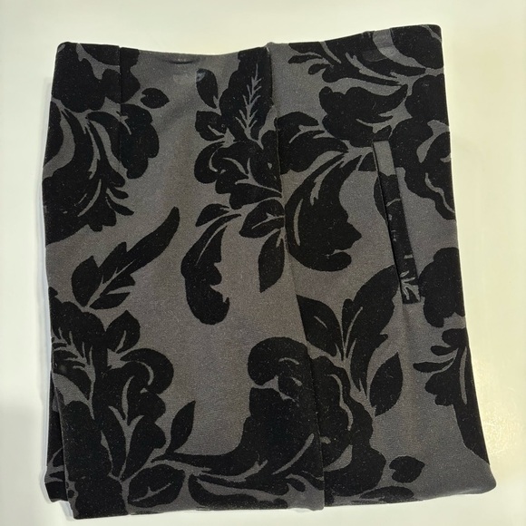 Chico's Pants - Chicos Size 0 Juliet
Flocked Floral Ankle Pants
Black NWT